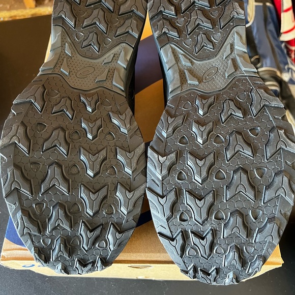 Asics Black Athletic Shoes with Sleek Design - Picture 4 of 4